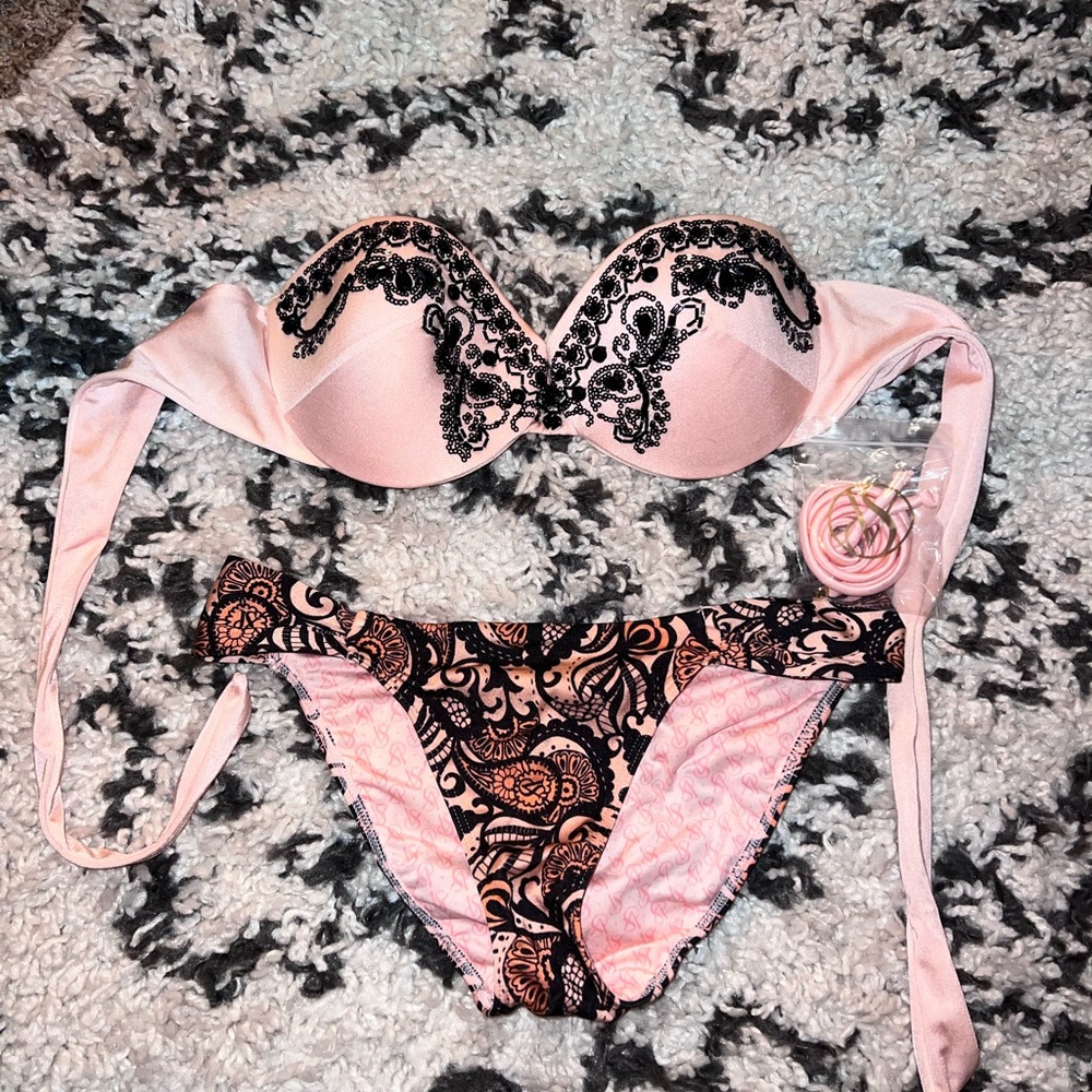 NEVER BEEN WORN Victoria’s Secret strapless swimsuit